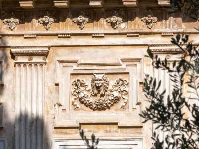 Queste sono sormontate da bassorilievi con soggetti zoomorfi e fitomorfi. Al di sopra una trabeazione a metope e triglifi �regge� un cornicione leggermente aggettante